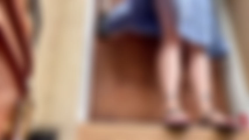 Robe bleue pieds courbés, bouts rouges, sandale tong en caoutchouc