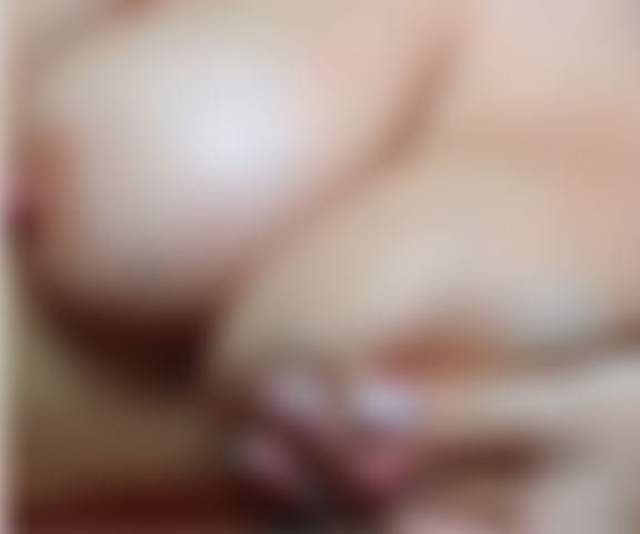 Je serre juste les seins.